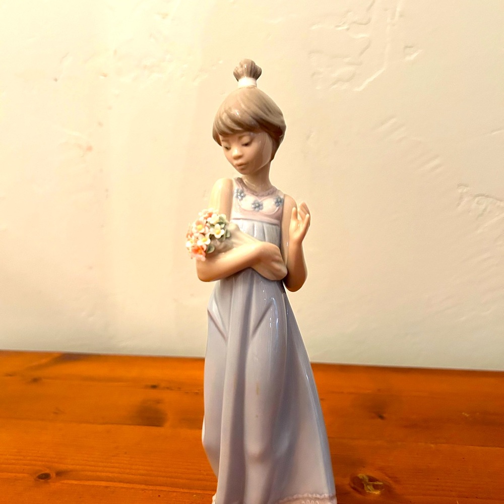 Lladro Spring Token 5604 (girl with ponytail)